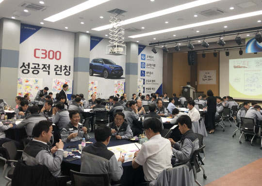 쌍용자동차 관리자들이 '2019 쌍용 리더스 라운드 테이블(SLRT)'에 참석해 브랜드 정체성에 대한 의견을 나누고 있다. <쌍용자동차 제공>